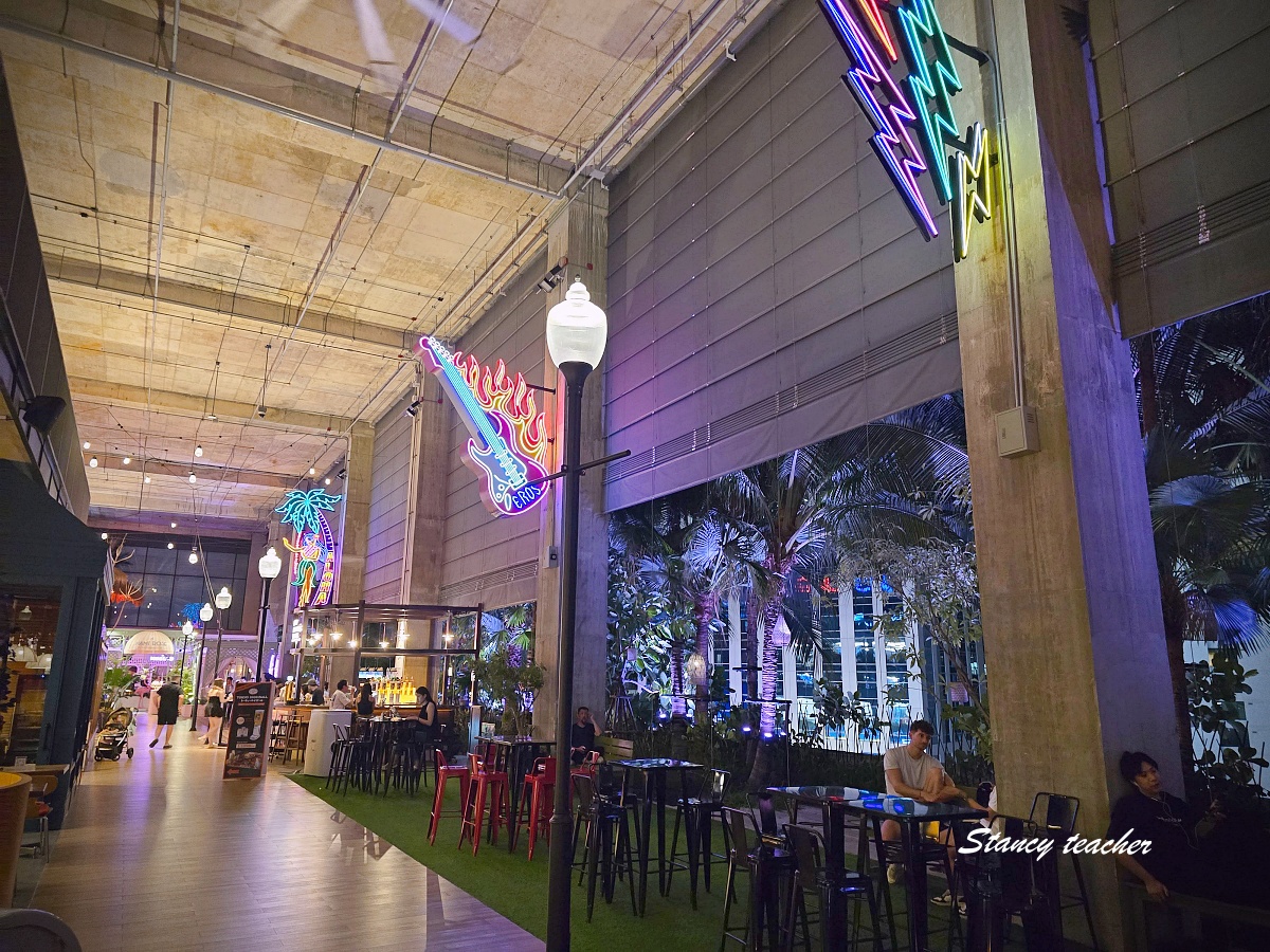 曼谷 EM WONDER 夜生活新地標｜EmSphere 5F 霓虹酒吧街、餐酒館、姐妹旅行晚上超好逛