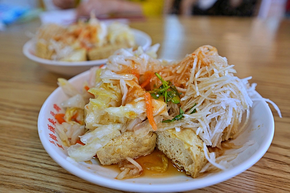【宜蘭礁溪美食】玉里橋頭臭豆腐礁溪店｜不用跑花蓮也吃得到！我們吃完兩盤又再排兩盤
