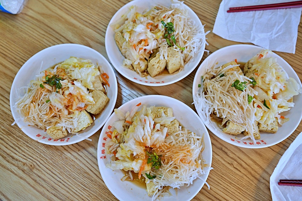 【宜蘭礁溪美食】玉里橋頭臭豆腐礁溪店｜不用跑花蓮也吃得到！我們吃完兩盤又再排兩盤