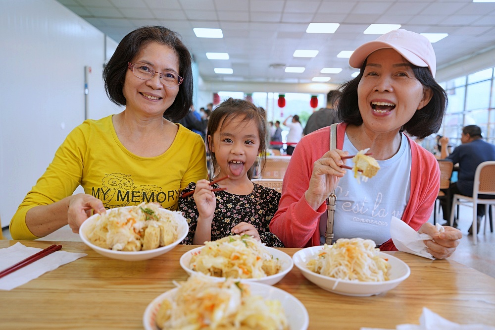 【宜蘭礁溪美食】玉里橋頭臭豆腐礁溪店｜不用跑花蓮也吃得到！我們吃完兩盤又再排兩盤