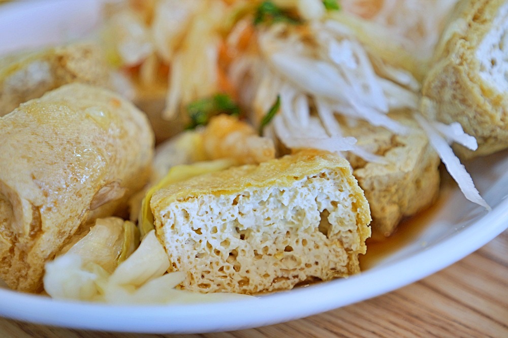 【宜蘭礁溪美食】玉里橋頭臭豆腐礁溪店｜不用跑花蓮也吃得到！我們吃完兩盤又再排兩盤