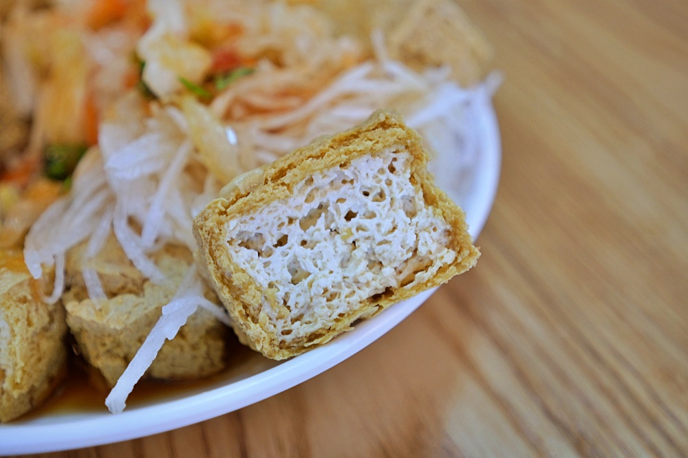 【宜蘭礁溪美食】玉里橋頭臭豆腐礁溪店｜不用跑花蓮也吃得到！我們吃完兩盤又再排兩盤