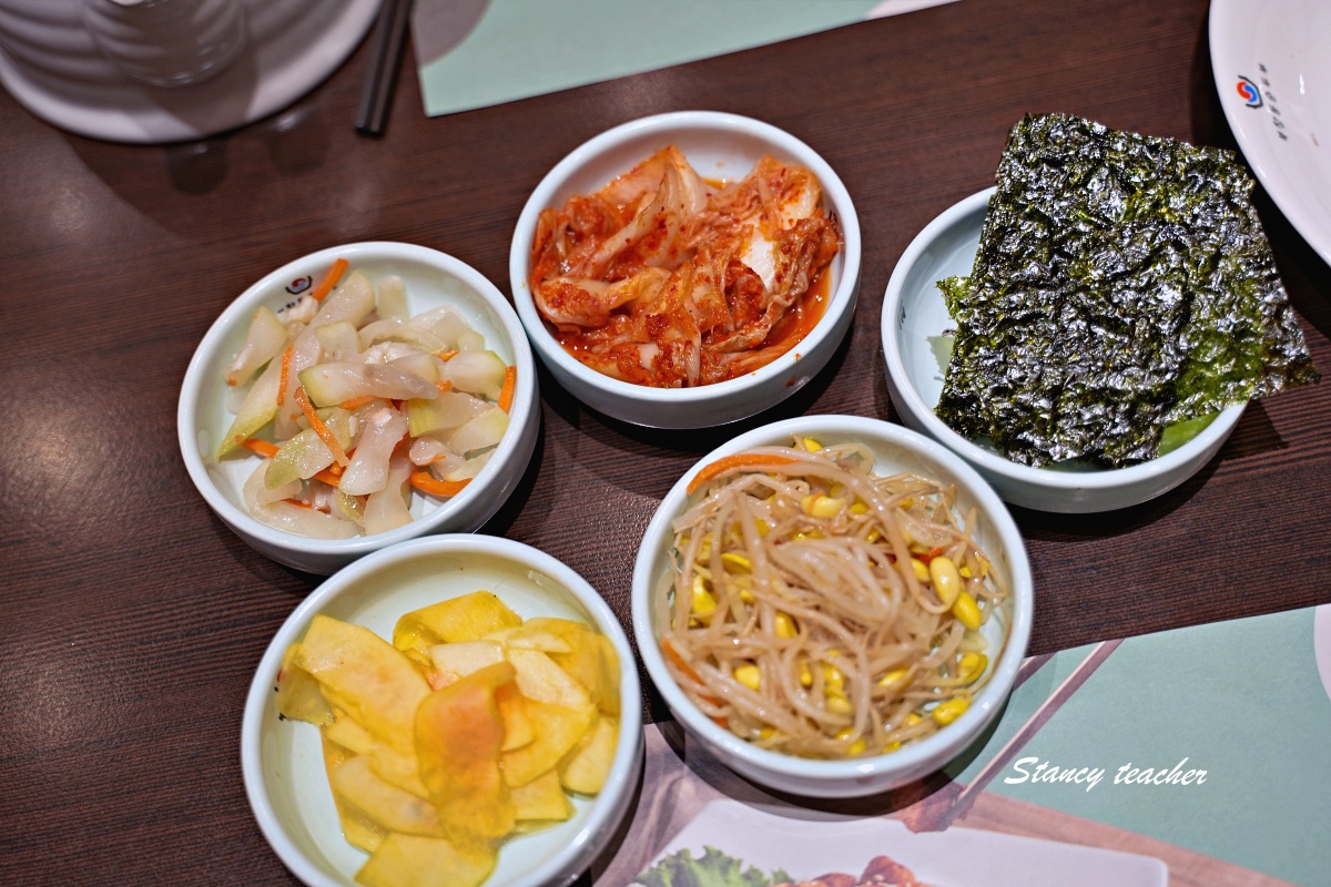 【板橋韓式料理推薦】涓豆腐板橋店：小菜無限吃超過癮，嫩豆腐煲、石鍋飯、韓式肉料理一次滿足