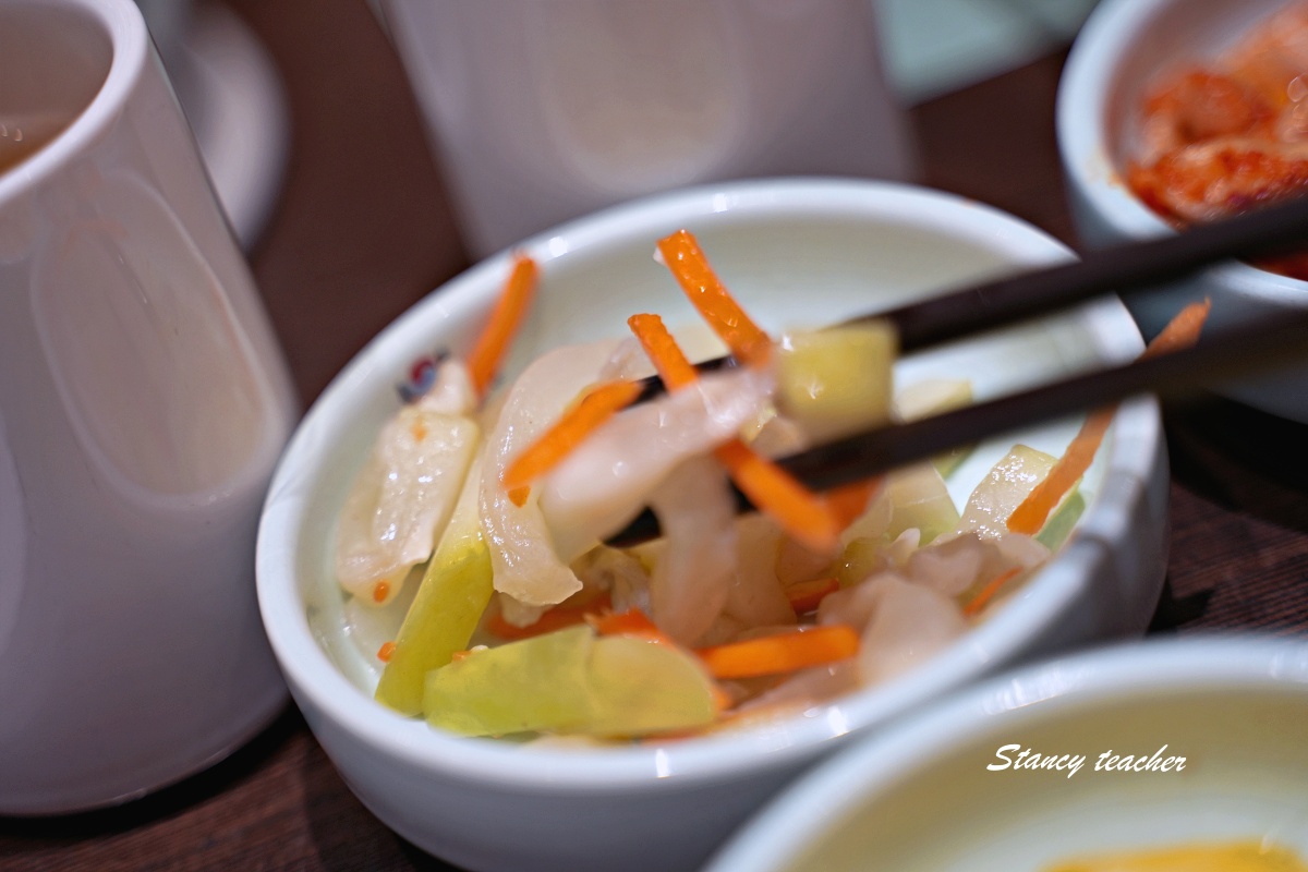 【板橋韓式料理推薦】涓豆腐板橋店：小菜無限吃超過癮，嫩豆腐煲、石鍋飯、韓式肉料理一次滿足