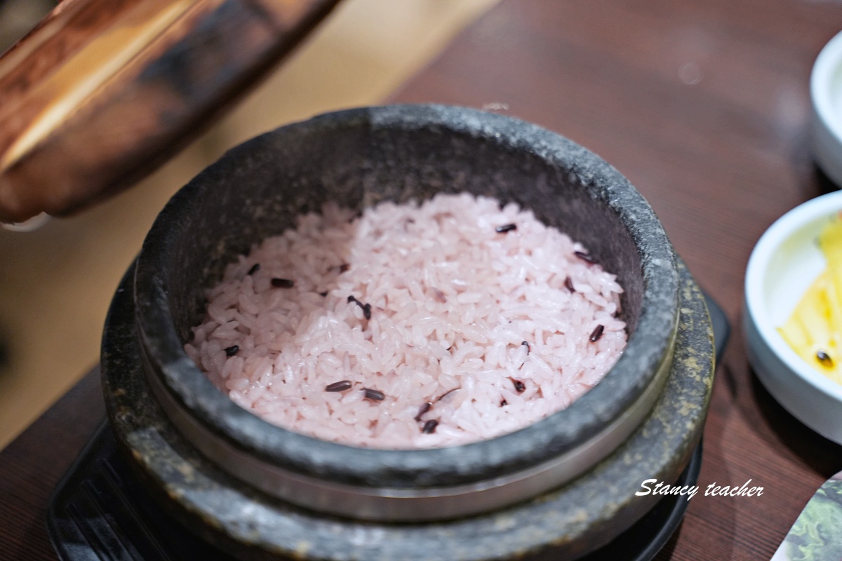 【板橋韓式料理推薦】涓豆腐板橋店：小菜無限吃超過癮，嫩豆腐煲、石鍋飯、韓式肉料理一次滿足