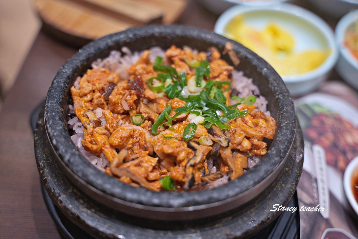 【板橋韓式料理推薦】涓豆腐板橋店：小菜無限吃超過癮，嫩豆腐煲、石鍋飯、韓式肉料理一次滿足