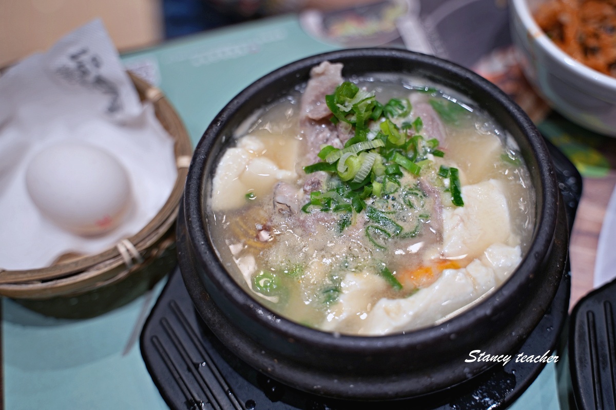 【板橋韓式料理推薦】涓豆腐板橋店：小菜無限吃超過癮，嫩豆腐煲、石鍋飯、韓式肉料理一次滿足