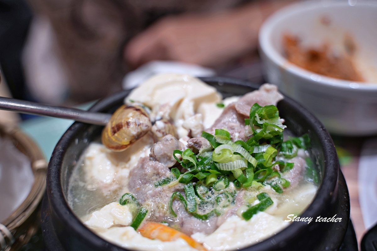 【板橋韓式料理推薦】涓豆腐板橋店：小菜無限吃超過癮，嫩豆腐煲、石鍋飯、韓式肉料理一次滿足