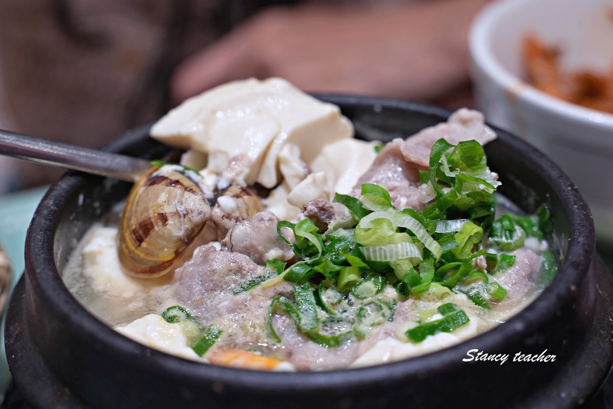 【板橋韓式料理推薦】涓豆腐板橋店：小菜無限吃超過癮，嫩豆腐煲、石鍋飯、韓式肉料理一次滿足