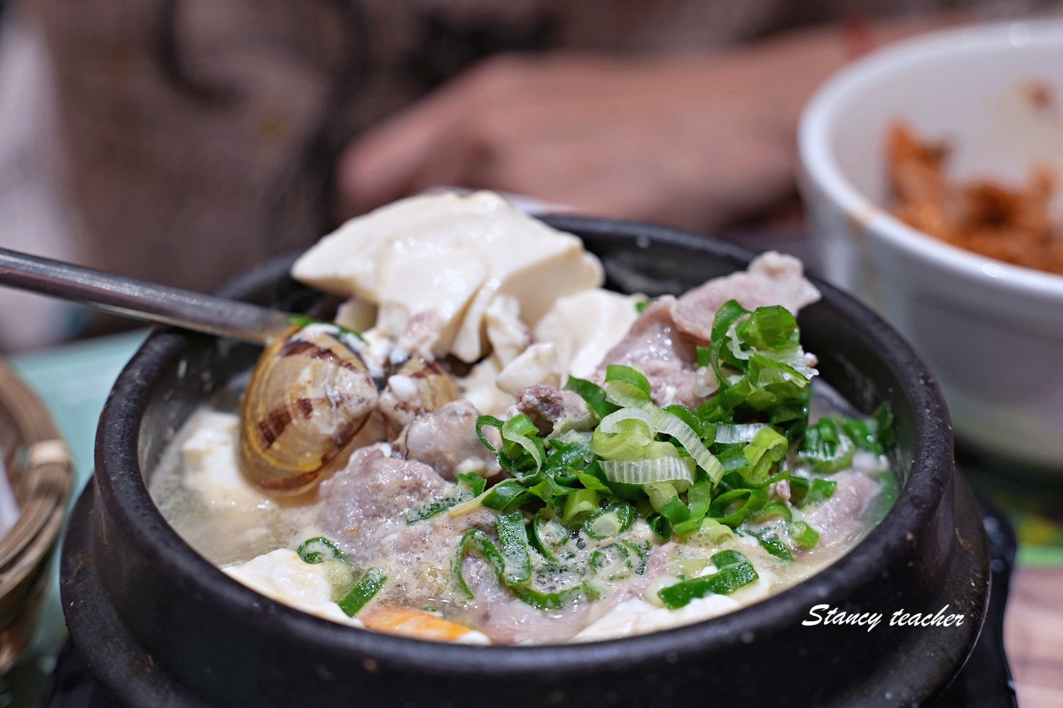 【板橋韓式料理推薦】涓豆腐板橋店：小菜無限吃超過癮，嫩豆腐煲、石鍋飯、韓式肉料理一次滿足