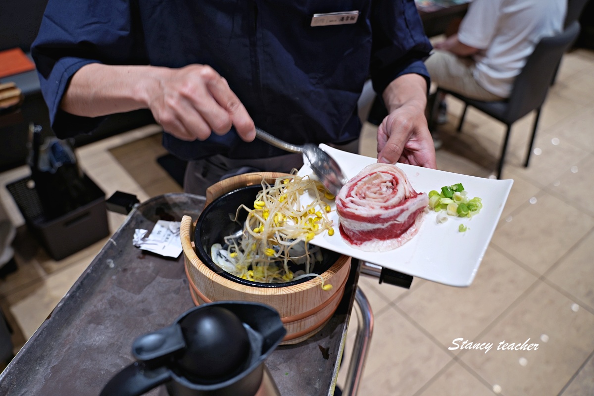 【板橋韓式料理推薦】涓豆腐板橋店：小菜無限吃超過癮，嫩豆腐煲、石鍋飯、韓式肉料理一次滿足