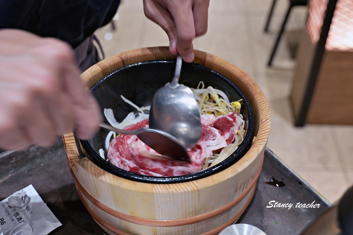 【板橋韓式料理推薦】涓豆腐板橋店：小菜無限吃超過癮，嫩豆腐煲、石鍋飯、韓式肉料理一次滿足