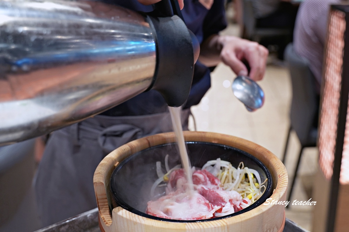 【板橋韓式料理推薦】涓豆腐板橋店：小菜無限吃超過癮，嫩豆腐煲、石鍋飯、韓式肉料理一次滿足