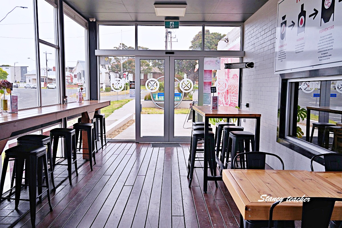大洋路阿波羅灣酒廠餐廳推薦｜Apollo Bay Distillery 必吃披薩炸物，順遊公園看澳洲鸚鵡