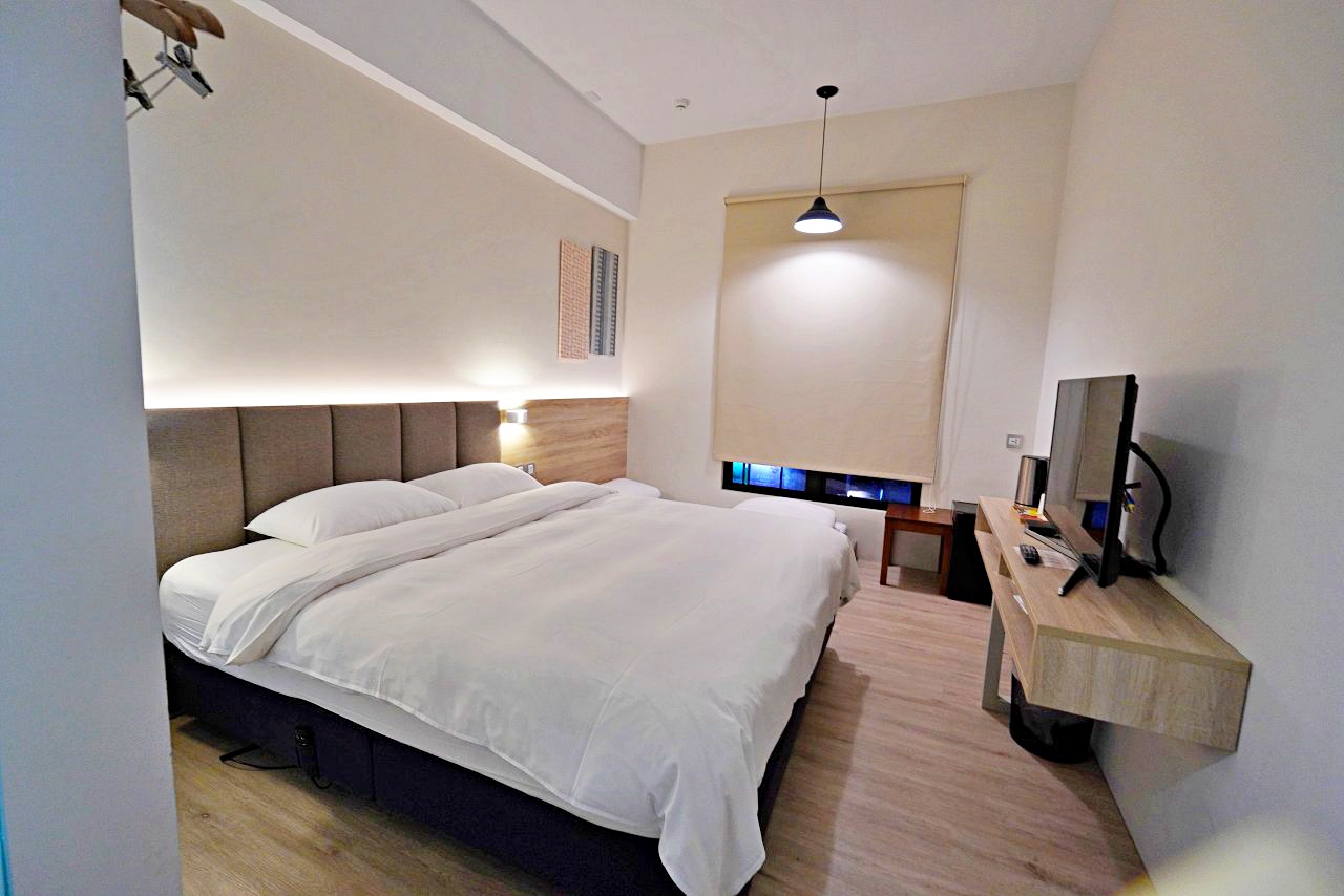 台中逢甲住宿推薦 Hotel Z｜一家三口標準三人房開箱，電動床＋日式床褥簡單過夜很剛好