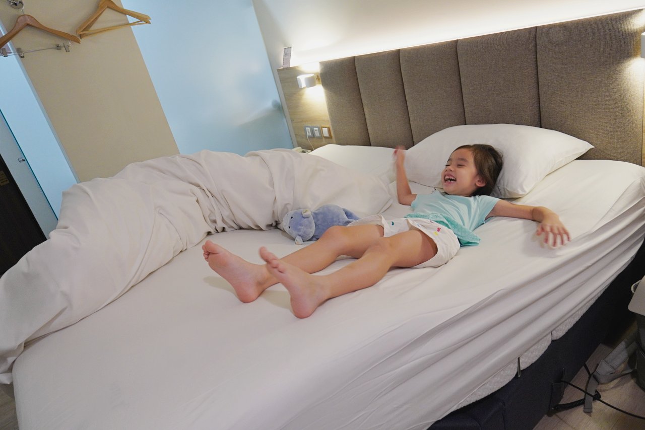 台中逢甲住宿推薦 Hotel Z｜一家三口標準三人房開箱，電動床＋日式床褥簡單過夜很剛好