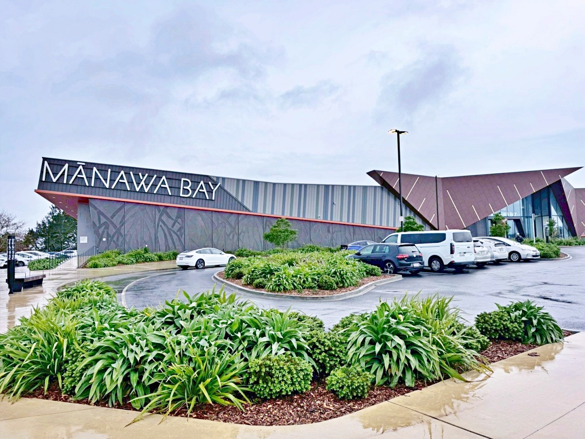 紐西蘭 Outlet 血拼攻略｜奧克蘭機場旁 Mānawa Bay 必逛品牌，Coach、UGG、Tommy 價格超驚喜 @Stancy Teacher 美味異想世界