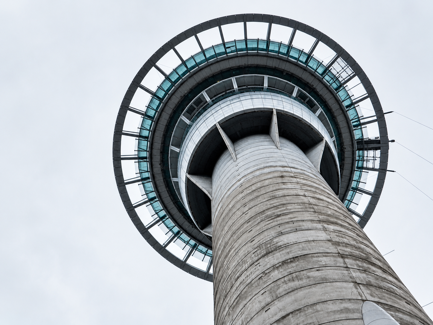 紐西蘭北島景點｜奧克蘭天空塔 Sky Tower，高空觀景台、透明玻璃地板與 Fortuna 自助餐