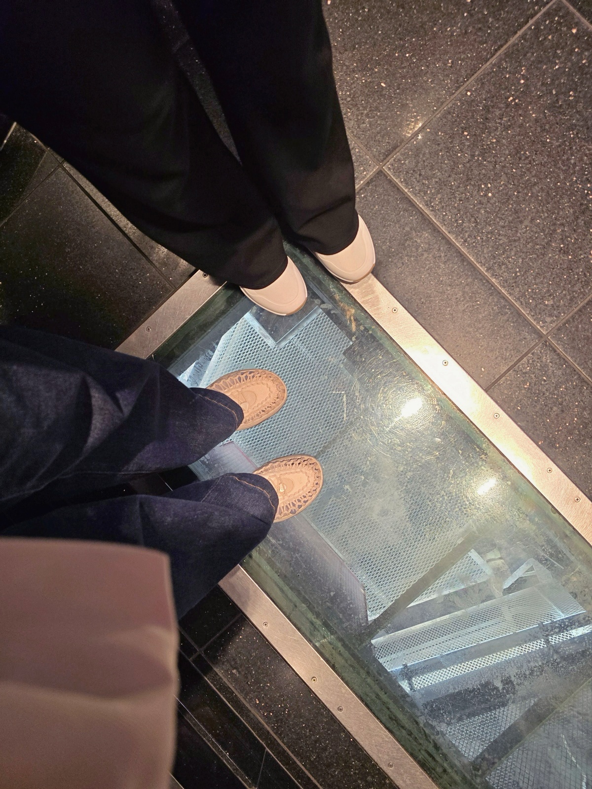 紐西蘭北島景點｜奧克蘭天空塔 Sky Tower，高空觀景台、透明玻璃地板與 Fortuna 自助餐