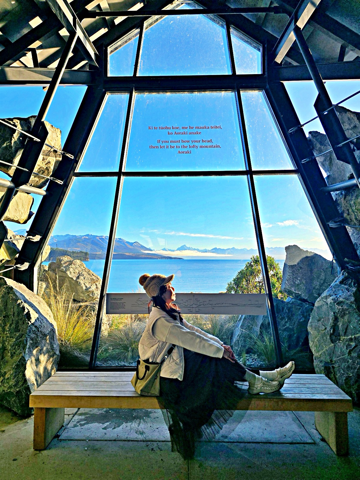 紐西蘭南島普卡基湖 Lake Pukaki 必訪景點,整理 Lake Pukaki Visitor Centre交通、拍照位置、冬季穿搭與停留時間,還能到 Mt Cook Alpine Salmon 品嚐帝王鮭生魚片。