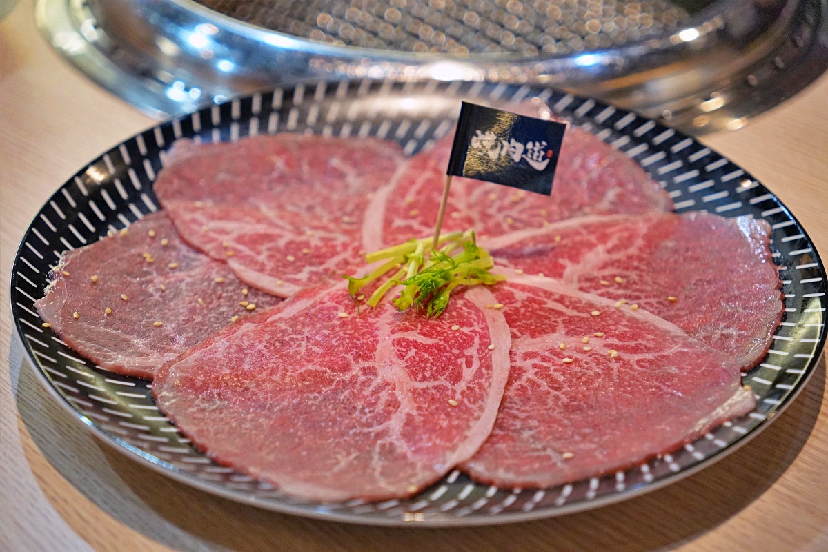 桃園蘆竹燒肉吃到飽｜燒肉道軌道送餐，旗艦1289元升級A5和牛、小龍蝦