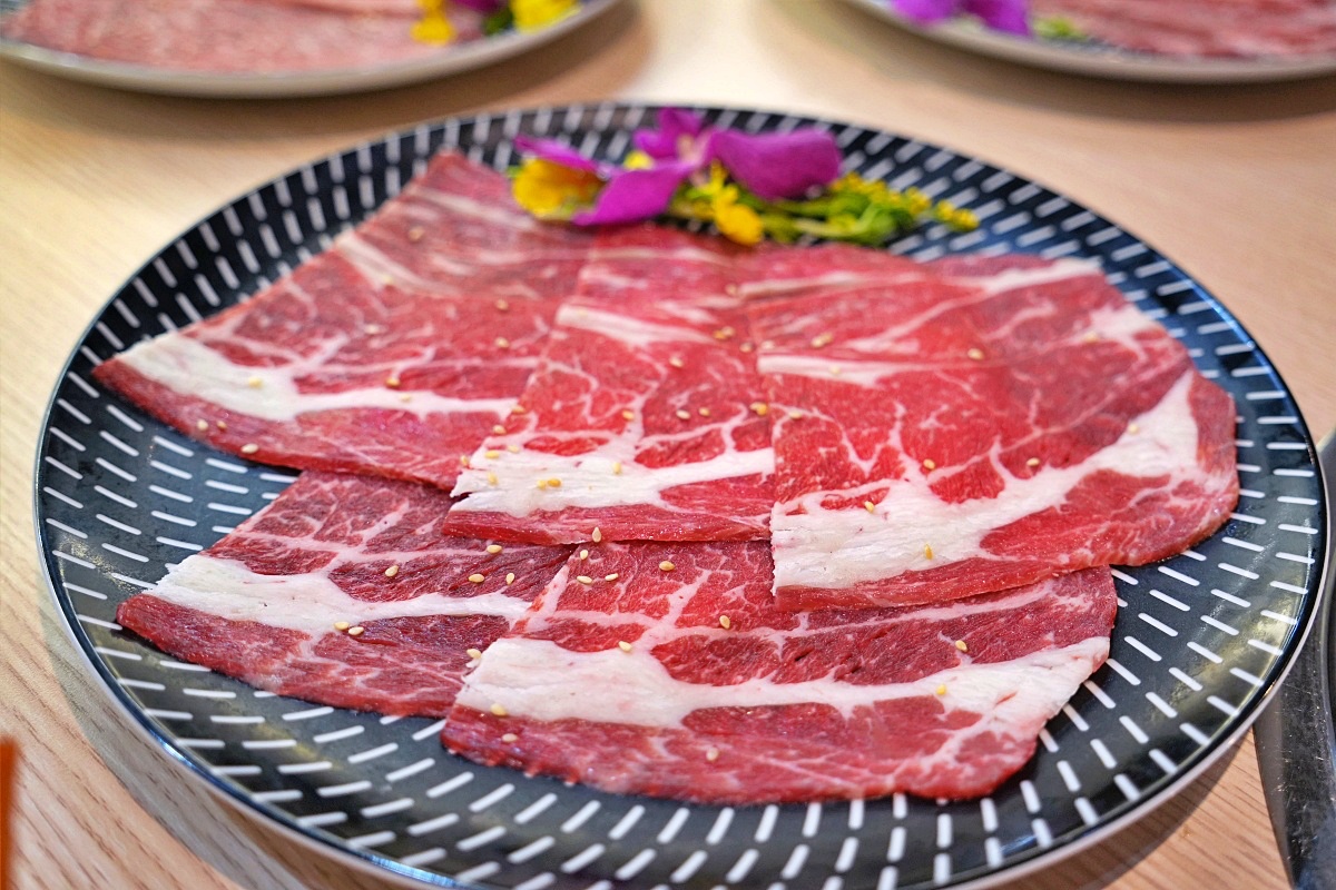 桃園蘆竹燒肉吃到飽｜燒肉道軌道送餐，旗艦1289元升級A5和牛、小龍蝦