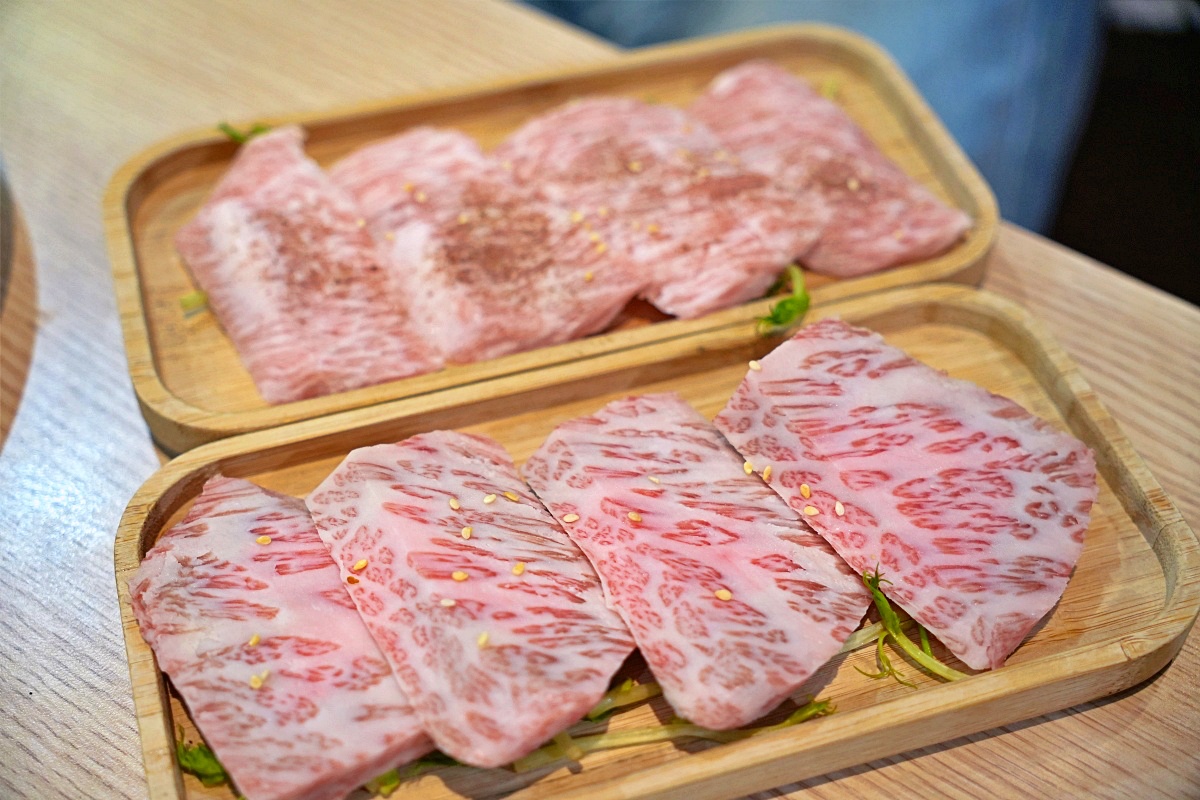 桃園蘆竹燒肉吃到飽｜燒肉道軌道送餐，旗艦1289元升級A5和牛、小龍蝦