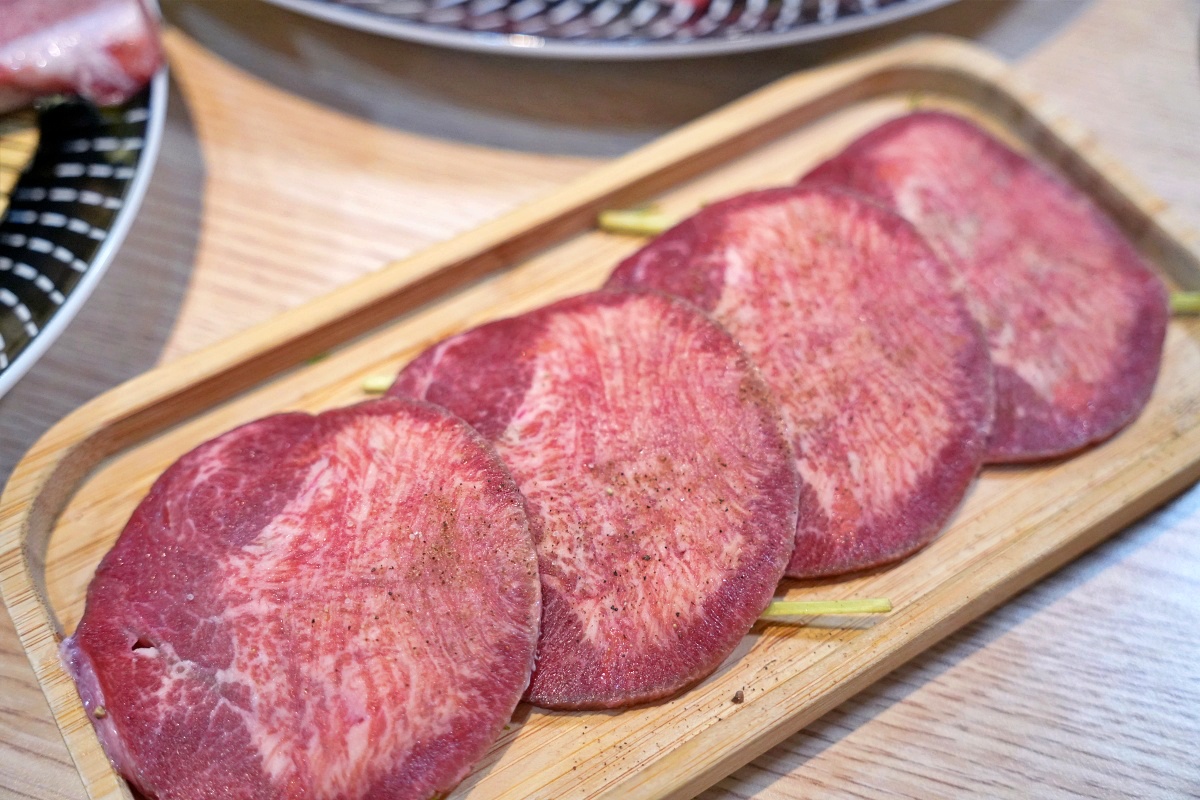 桃園蘆竹燒肉吃到飽｜燒肉道軌道送餐，旗艦1289元升級A5和牛、小龍蝦