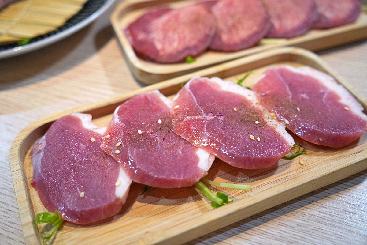 桃園蘆竹燒肉吃到飽｜燒肉道軌道送餐，旗艦1289元升級A5和牛、小龍蝦