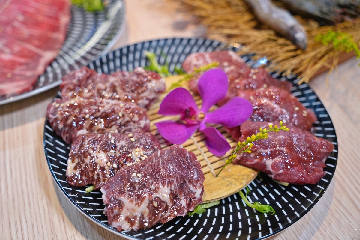 桃園蘆竹燒肉吃到飽｜燒肉道軌道送餐，旗艦1289元升級A5和牛、小龍蝦