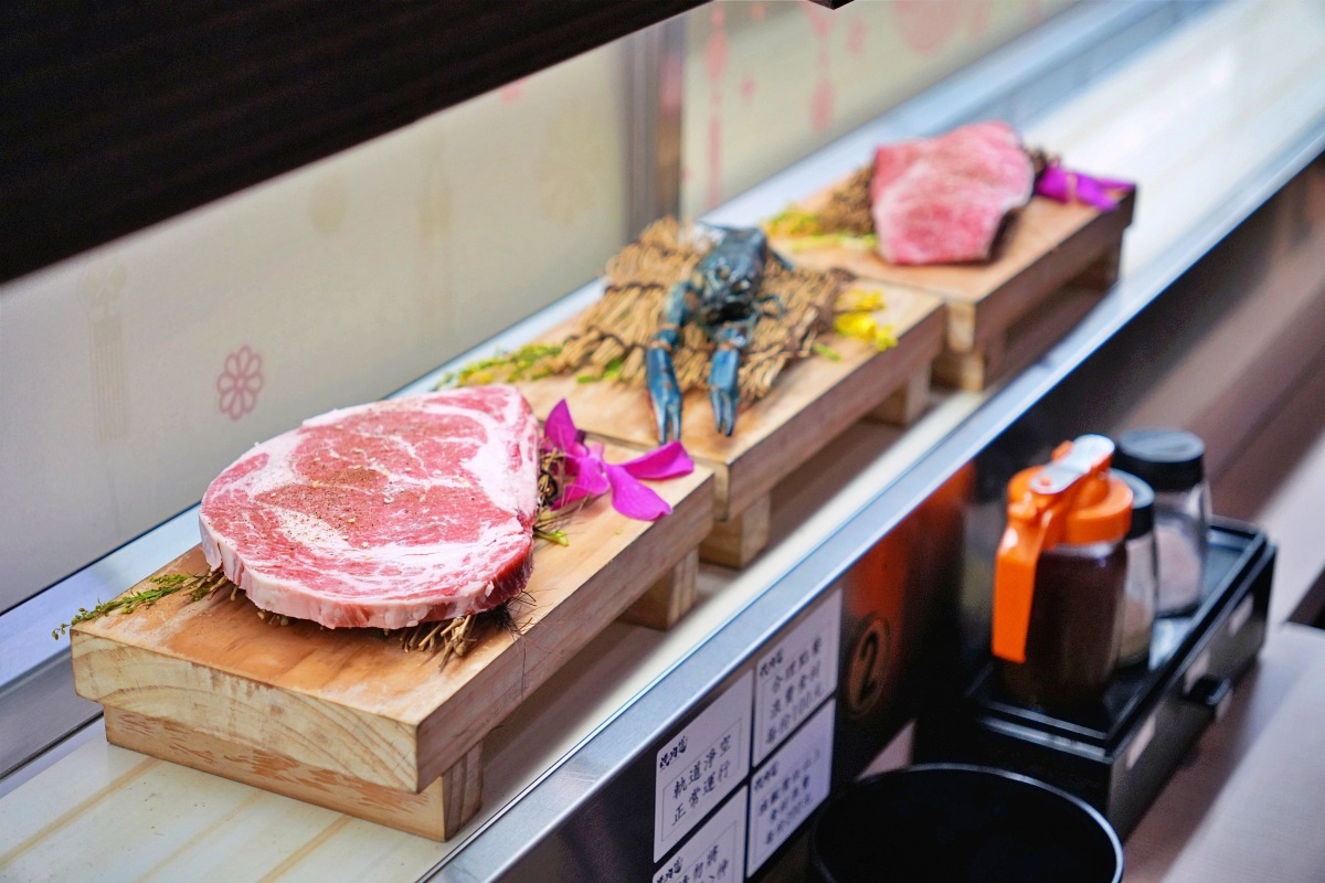桃園蘆竹燒肉吃到飽｜燒肉道軌道送餐，旗艦1289元升級A5和牛、小龍蝦