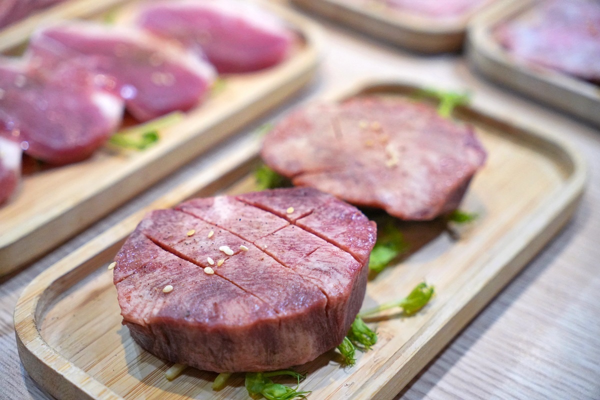 桃園蘆竹燒肉吃到飽｜燒肉道軌道送餐，旗艦1289元升級A5和牛、小龍蝦