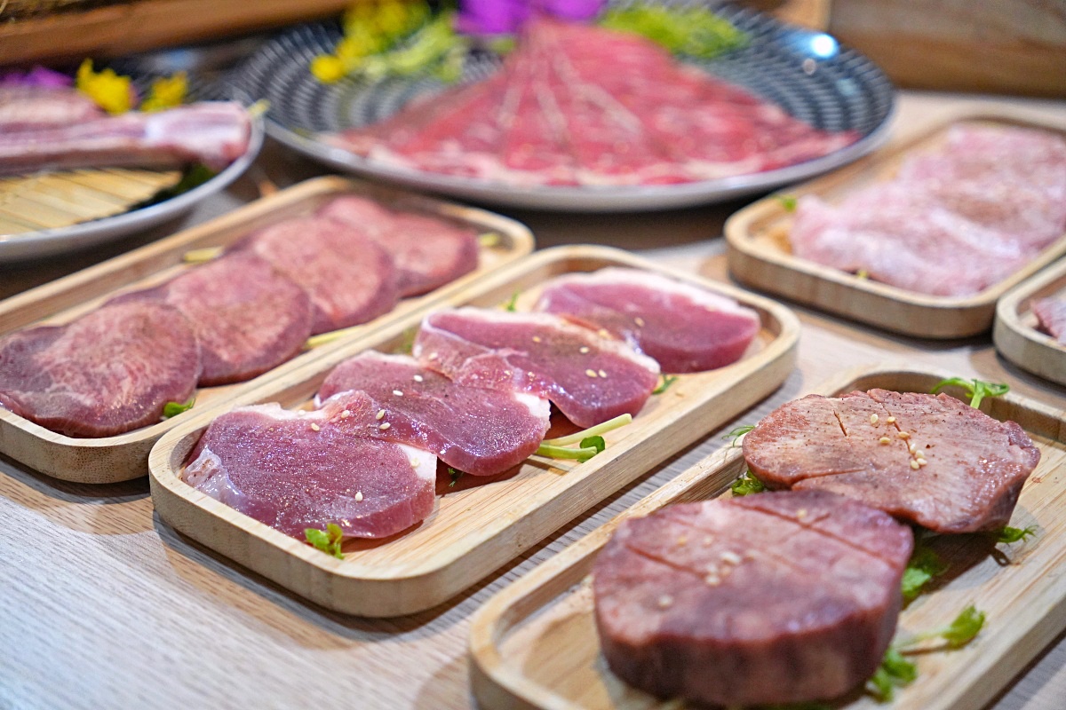 桃園蘆竹燒肉吃到飽｜燒肉道軌道送餐，旗艦1289元升級A5和牛、小龍蝦