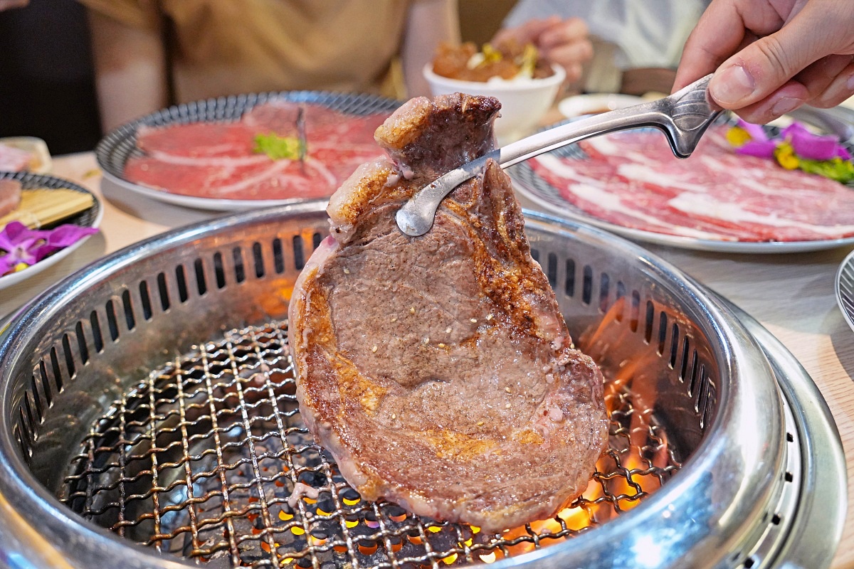 桃園蘆竹燒肉吃到飽｜燒肉道軌道送餐，旗艦1289元升級A5和牛、小龍蝦
