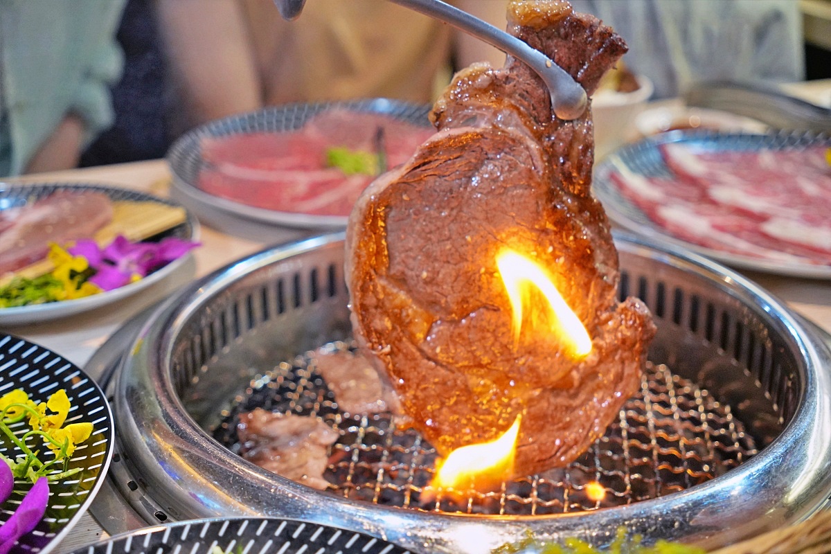 桃園蘆竹燒肉吃到飽｜燒肉道軌道送餐，旗艦1289元升級A5和牛、小龍蝦
