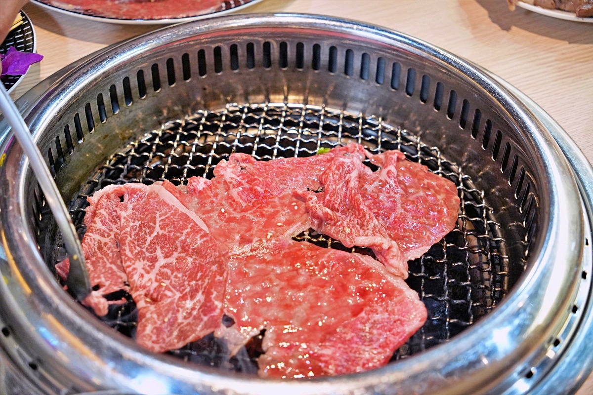 桃園蘆竹燒肉吃到飽｜燒肉道軌道送餐，旗艦1289元升級A5和牛、小龍蝦