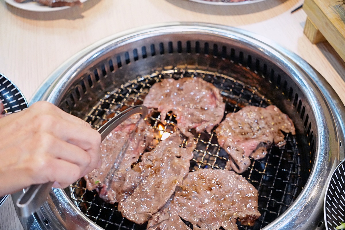 桃園蘆竹燒肉吃到飽｜燒肉道軌道送餐，旗艦1289元升級A5和牛、小龍蝦