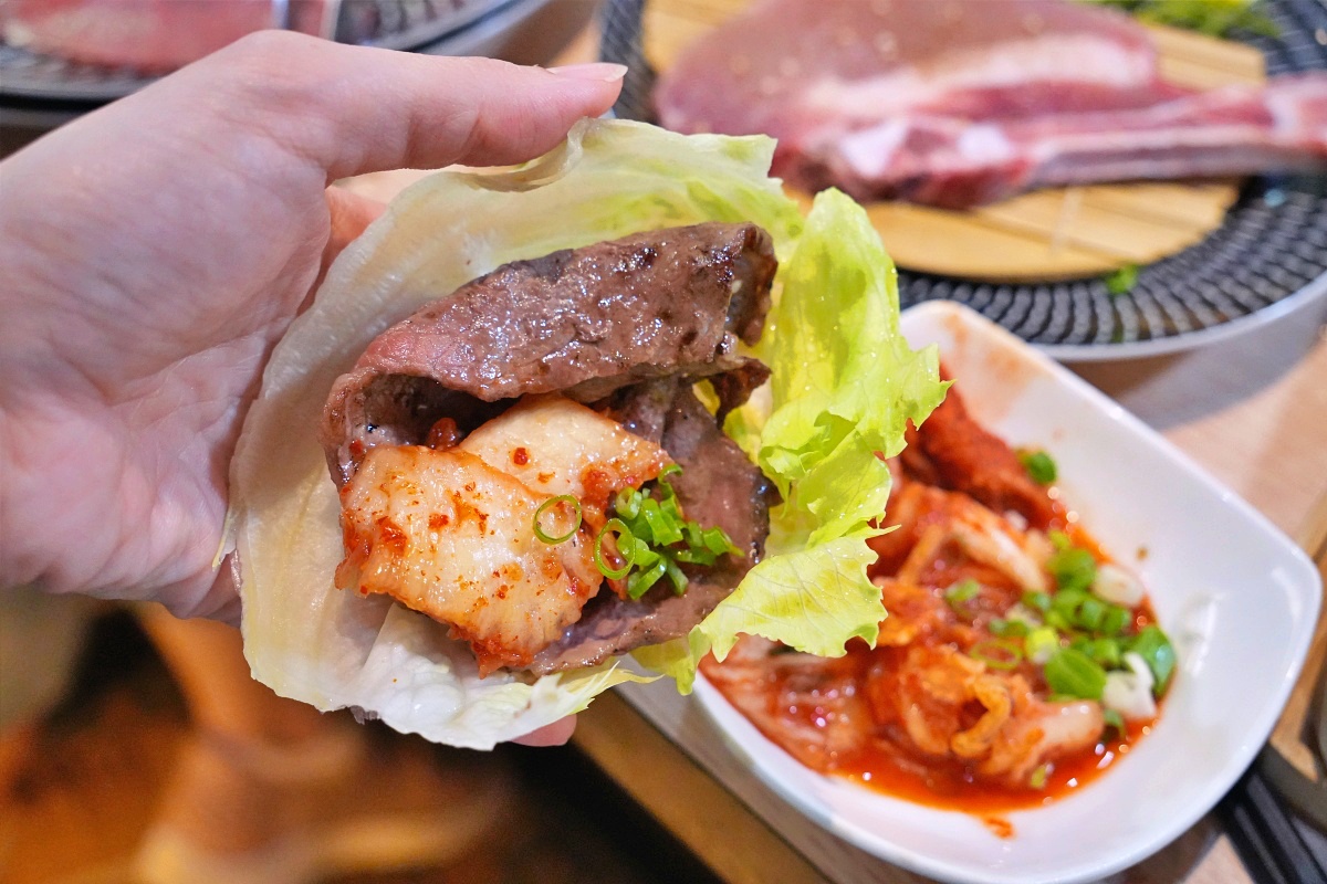 桃園蘆竹燒肉吃到飽｜燒肉道軌道送餐，旗艦1289元升級A5和牛、小龍蝦