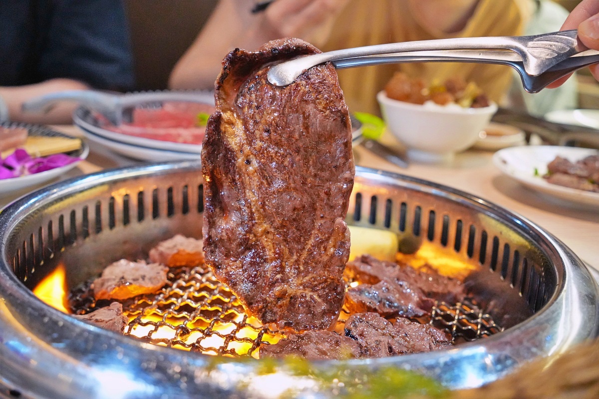 桃園蘆竹燒肉吃到飽｜燒肉道軌道送餐，旗艦1289元升級A5和牛、小龍蝦