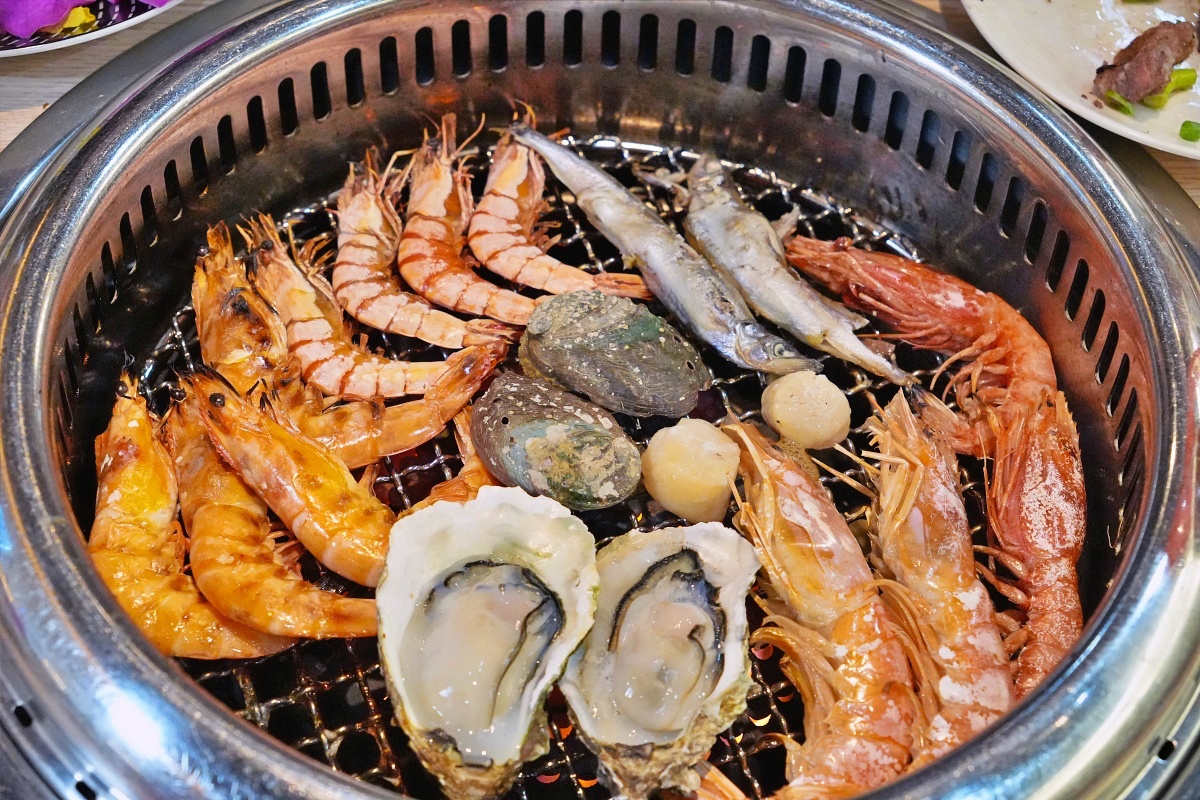 桃園蘆竹燒肉吃到飽｜燒肉道軌道送餐，旗艦1289元升級A5和牛、小龍蝦