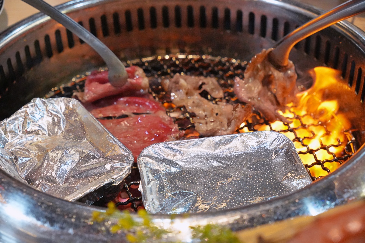 桃園蘆竹燒肉吃到飽｜燒肉道軌道送餐，旗艦1289元升級A5和牛、小龍蝦
