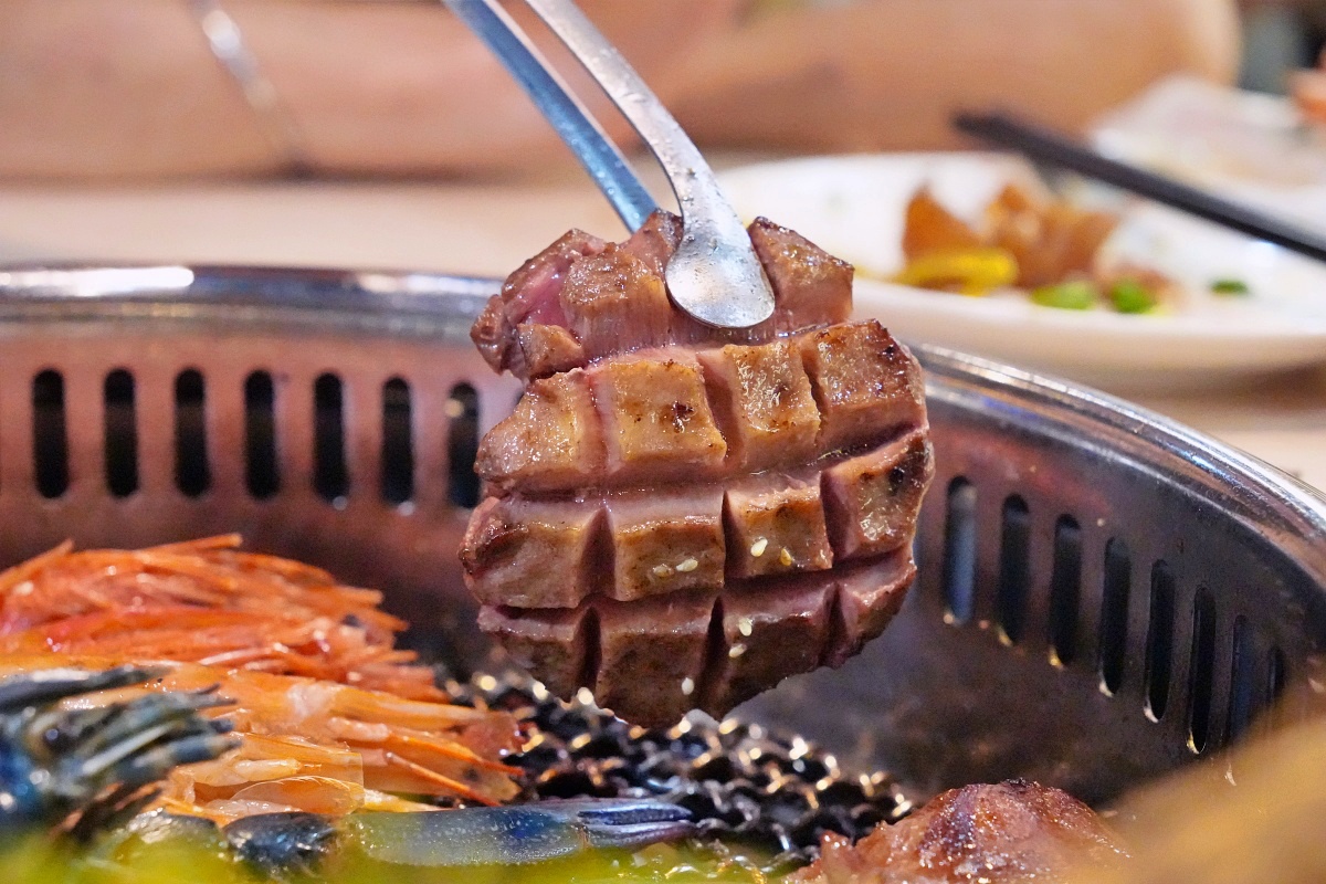 桃園蘆竹燒肉吃到飽｜燒肉道軌道送餐，旗艦1289元升級A5和牛、小龍蝦