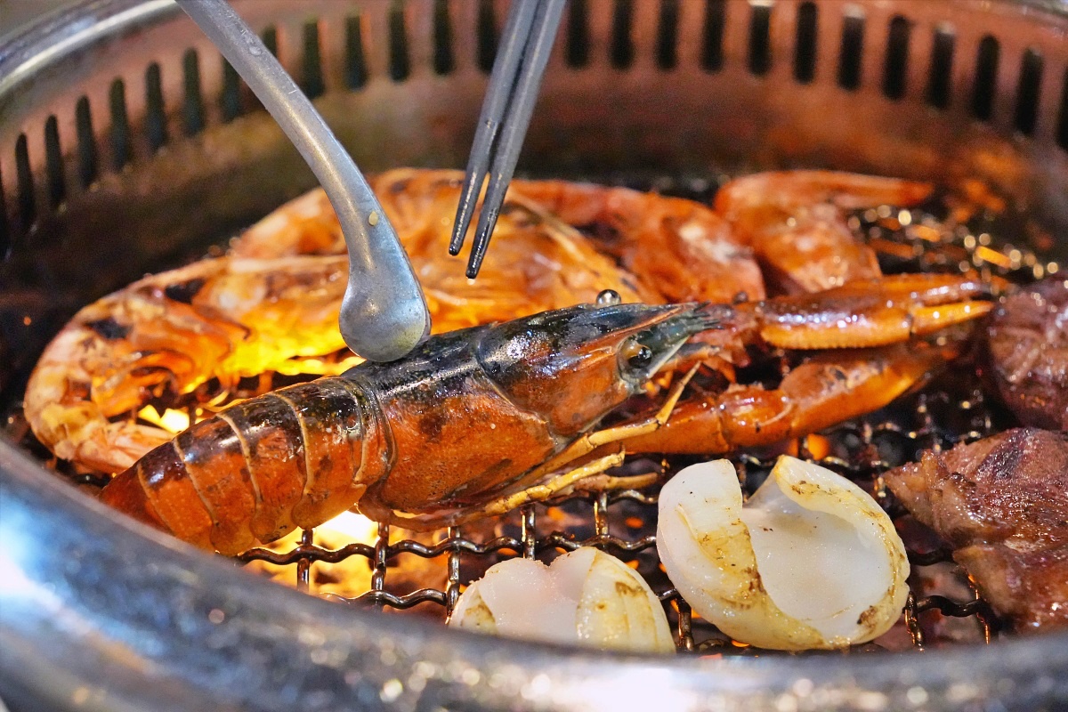 桃園蘆竹燒肉吃到飽｜燒肉道軌道送餐，旗艦1289元升級A5和牛、小龍蝦