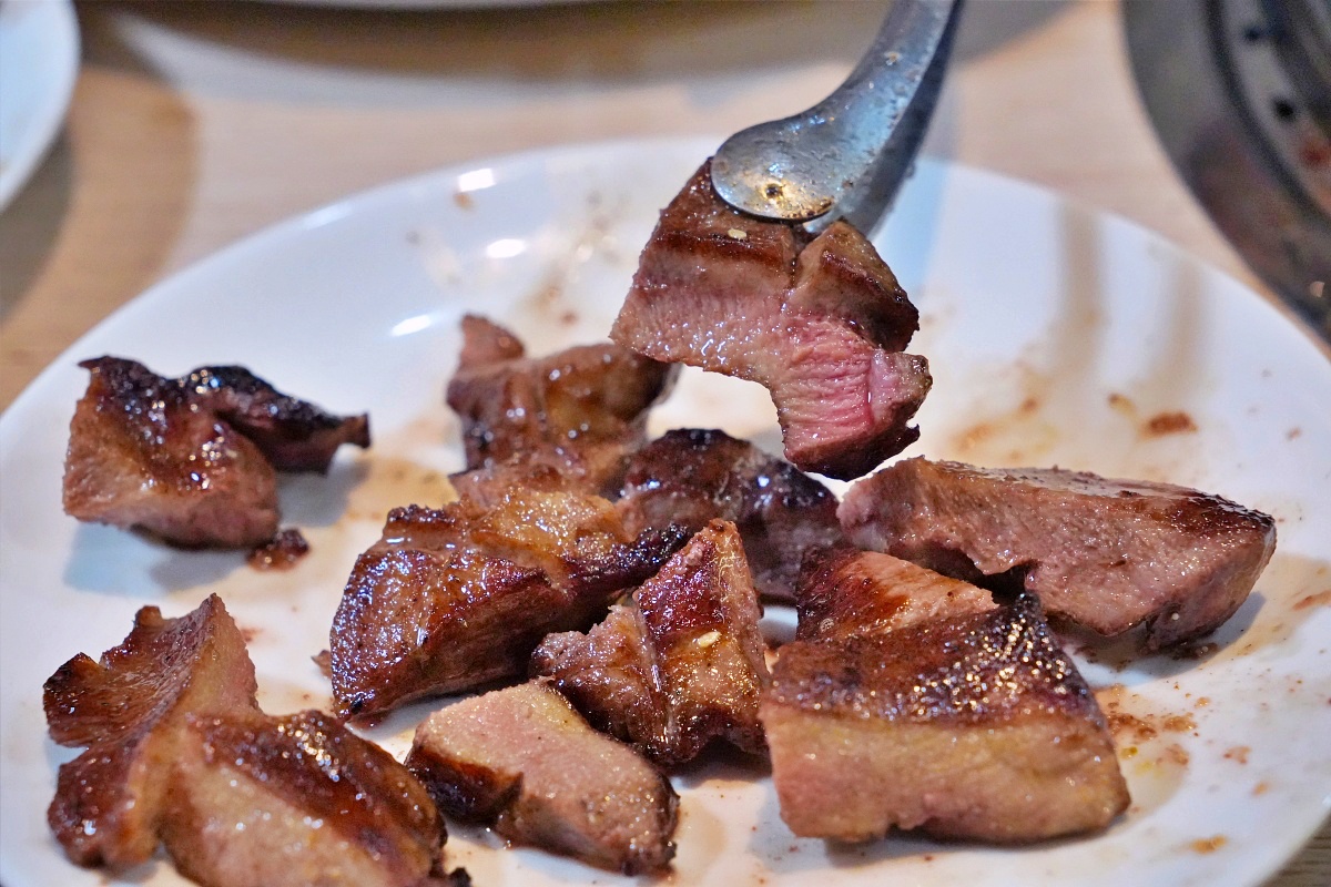 桃園蘆竹燒肉吃到飽｜燒肉道軌道送餐，旗艦1289元升級A5和牛、小龍蝦