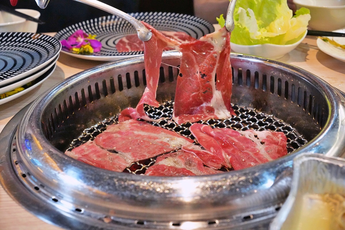 桃園蘆竹燒肉吃到飽｜燒肉道軌道送餐，旗艦1289元升級A5和牛、小龍蝦