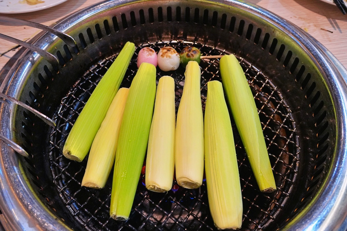 桃園蘆竹燒肉吃到飽｜燒肉道軌道送餐，旗艦1289元升級A5和牛、小龍蝦
