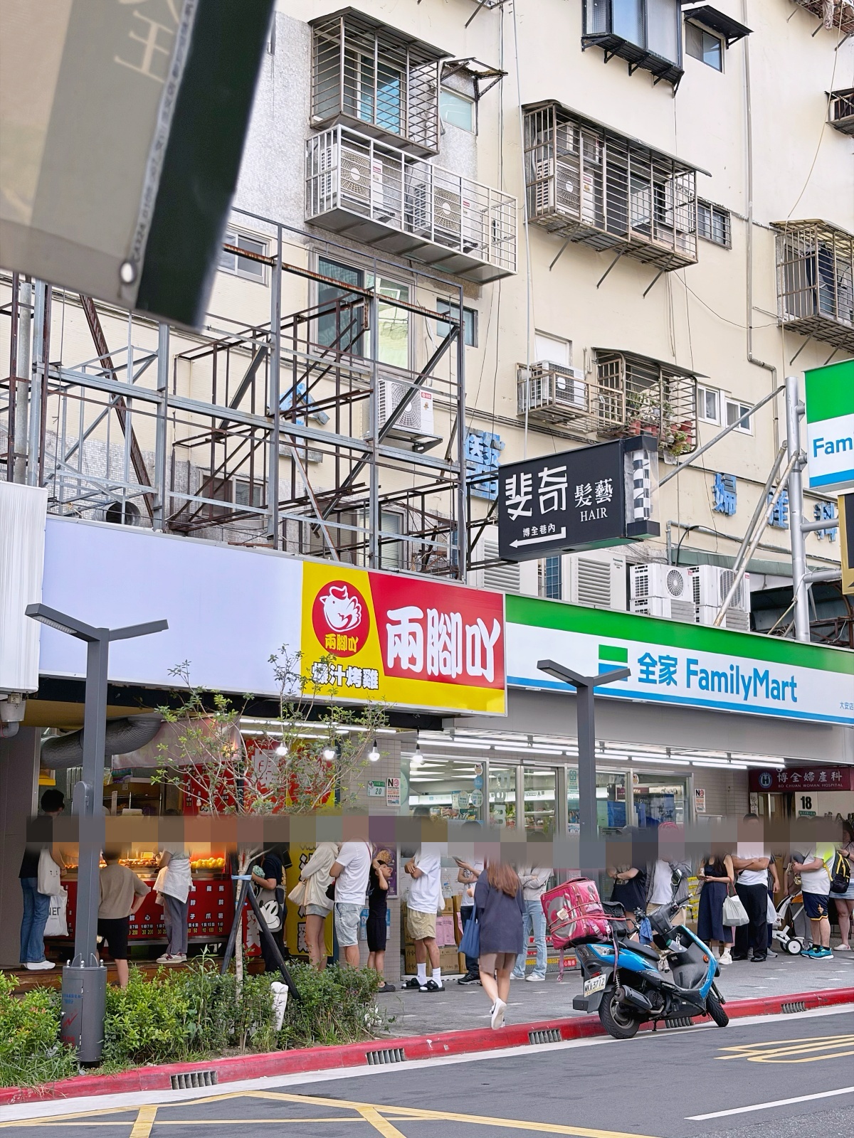 兩腳吖爆汁烤雞大安店｜台北東區排隊美食，雞腿排4個100元太誇張、雞翅七隻100太有誠意