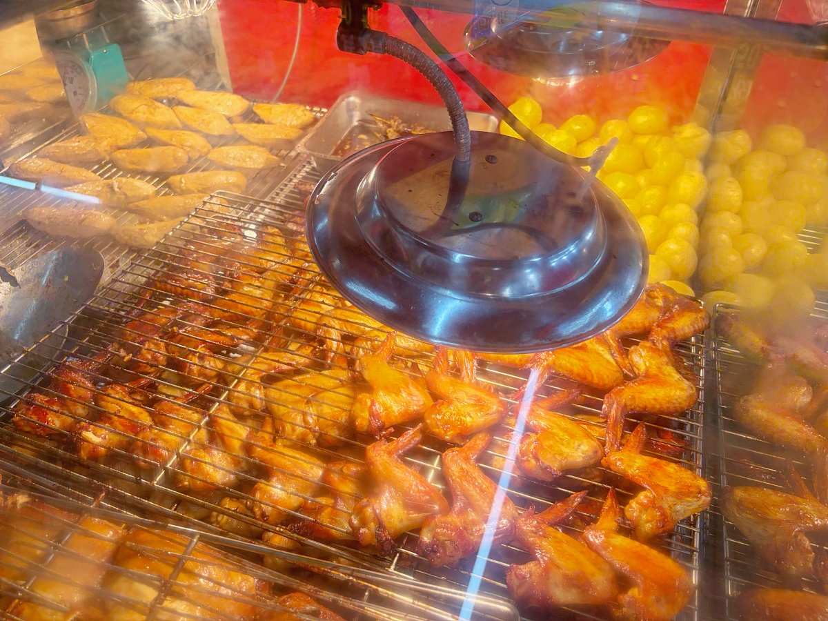 兩腳吖爆汁烤雞大安店｜台北東區排隊美食，雞腿排4個100元太誇張、雞翅七隻100太有誠意