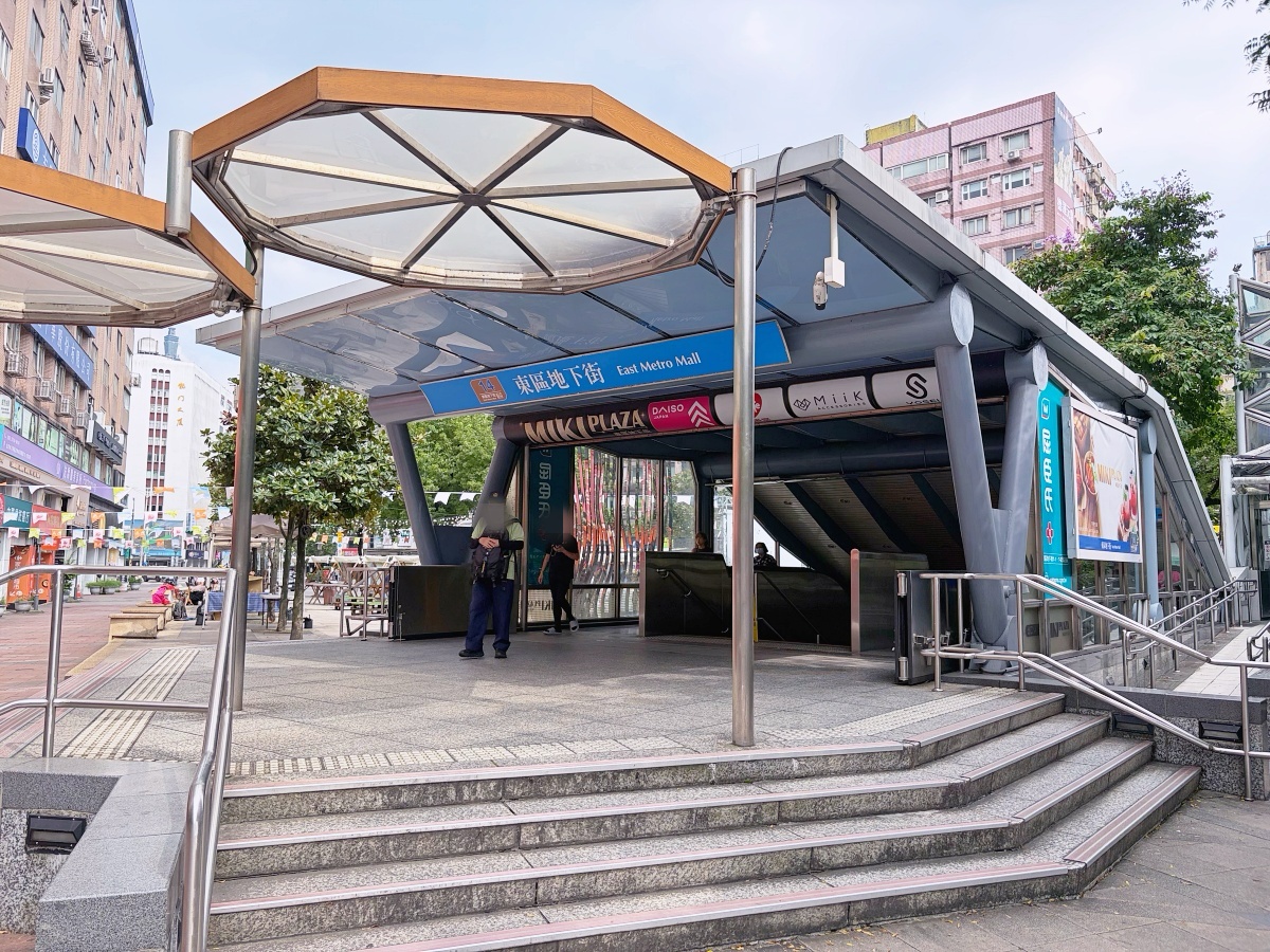 兩腳吖爆汁烤雞大安店｜台北東區排隊美食，雞腿排4個100元太誇張、雞翅七隻100太有誠意