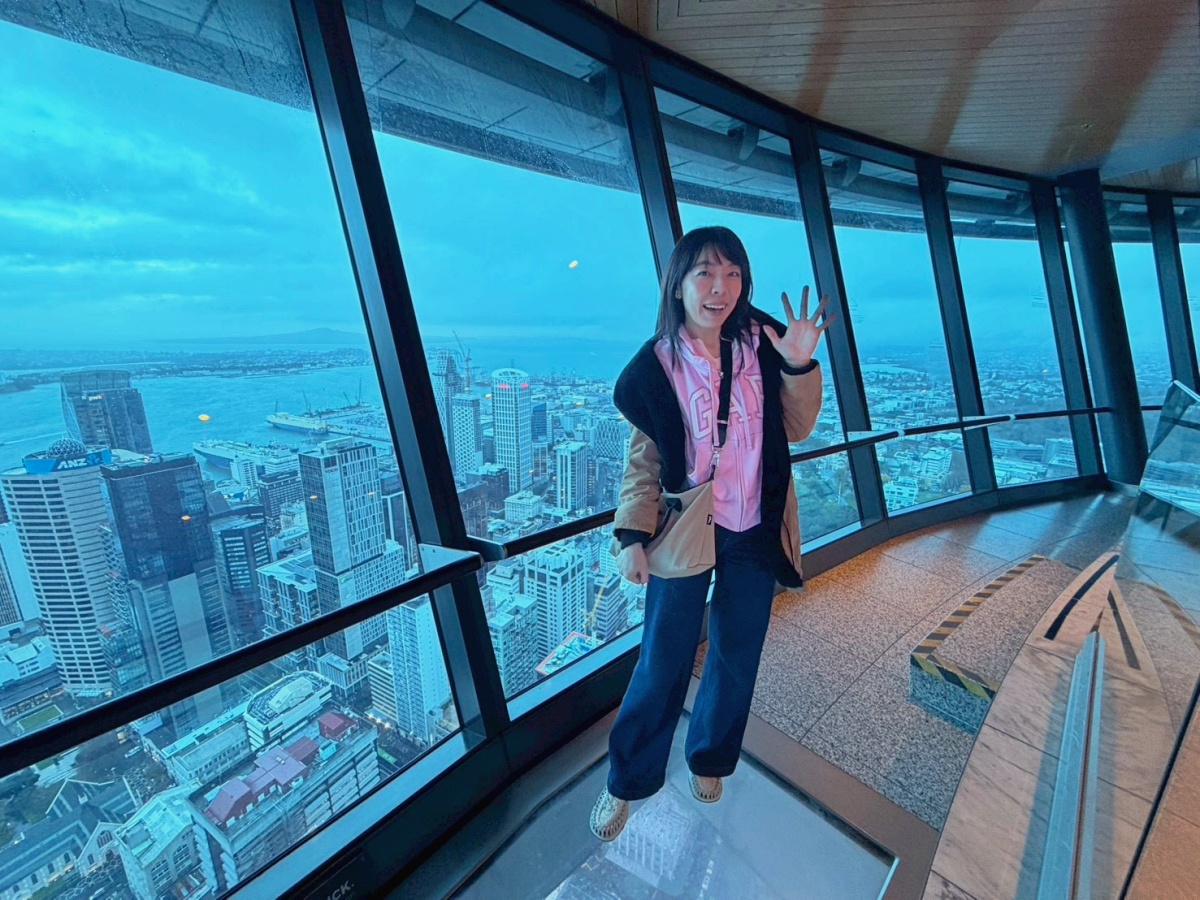 紐西蘭北島景點｜奧克蘭天空塔 Sky Tower，高空觀景台、透明玻璃地板與 Fortuna 自助餐